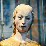 Veniamo colpiti dal delicato viso e dallo sguardo fiero di un�elegante fanciulla che va incontro al suo destino con grazia guerresca